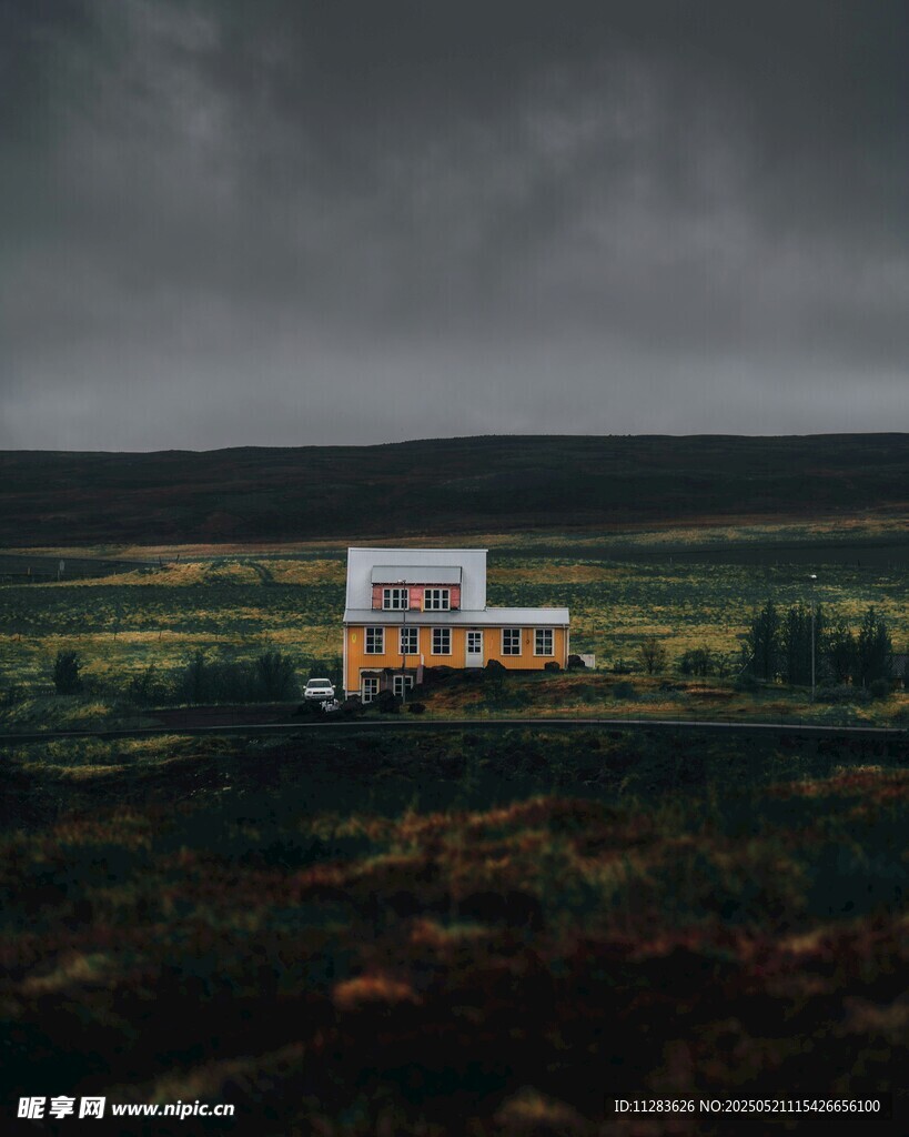 旷野中的现代简约小屋