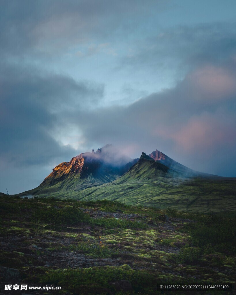 山间云雾缭绕的壮丽景色