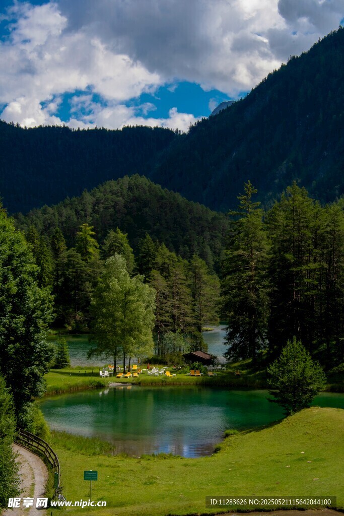 山间湖畔美景