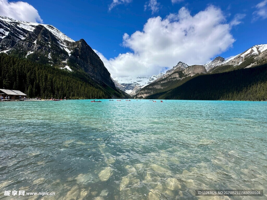 清澈蓝湖与巍峨雪山美景