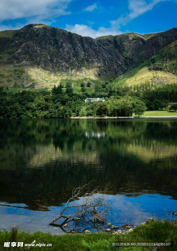 湖畔青山美景