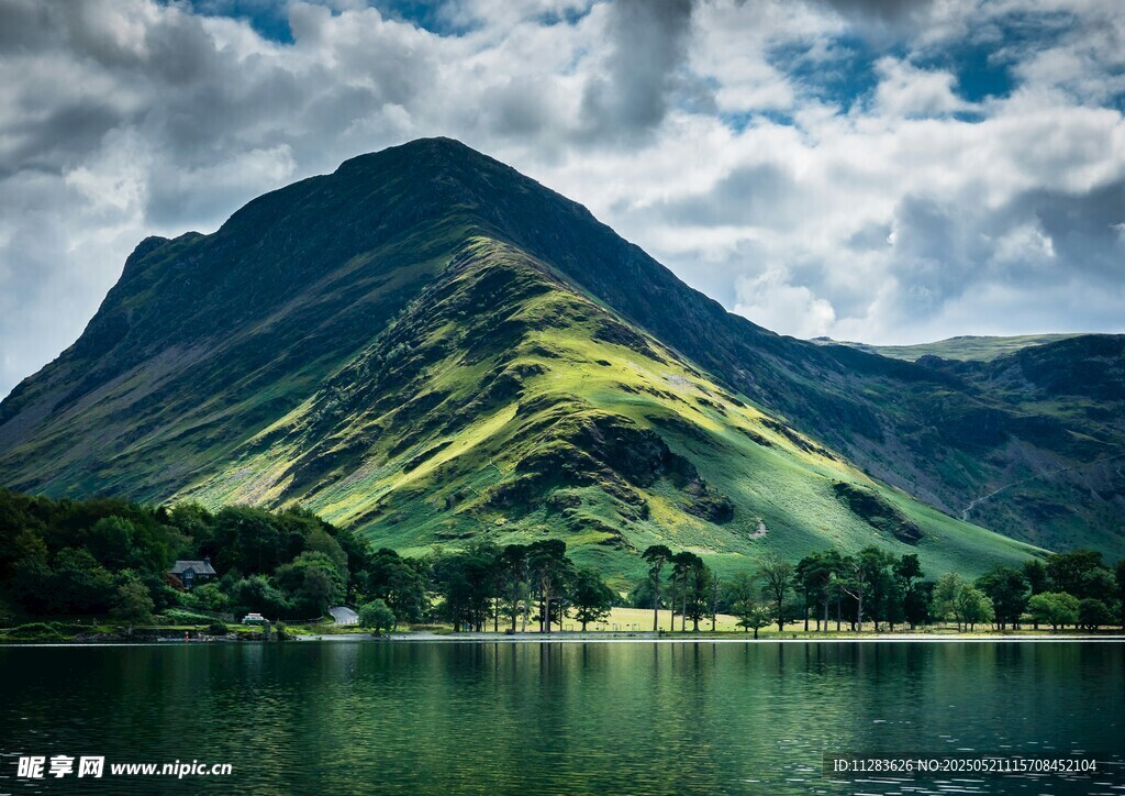 湖畔青山美景