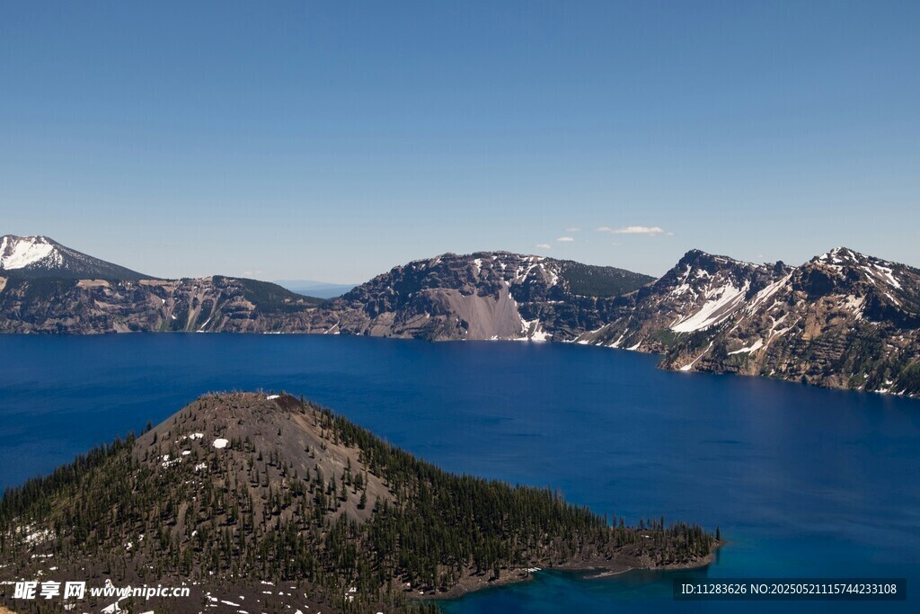 美丽火山湖壮丽自然景观
