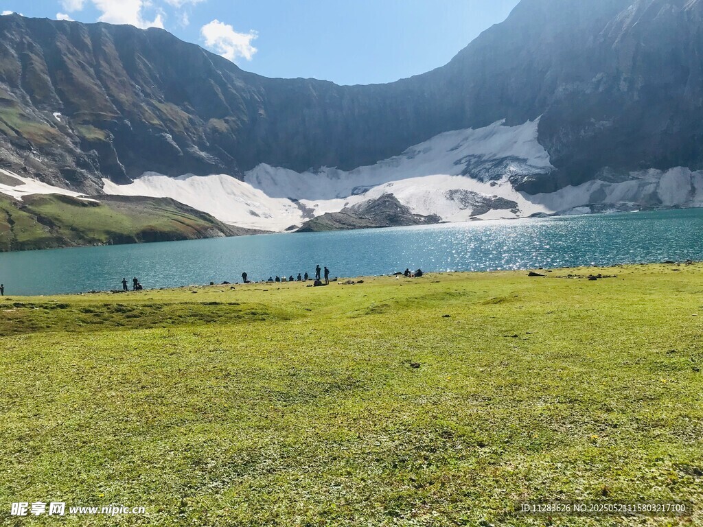 高山下的翠绿草地与湖泊