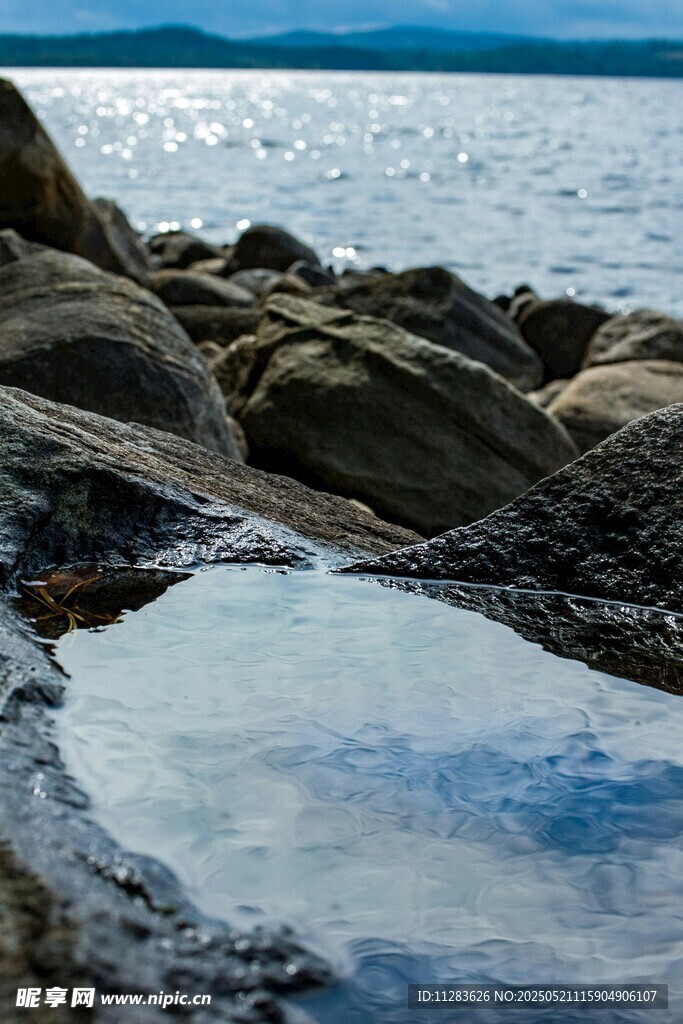 海边岩石旁的静谧小水洼