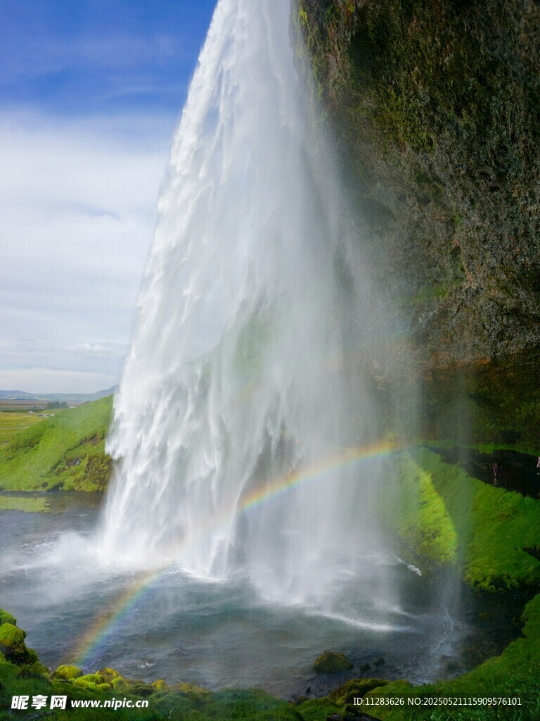 瀑布下的绚丽彩虹美景