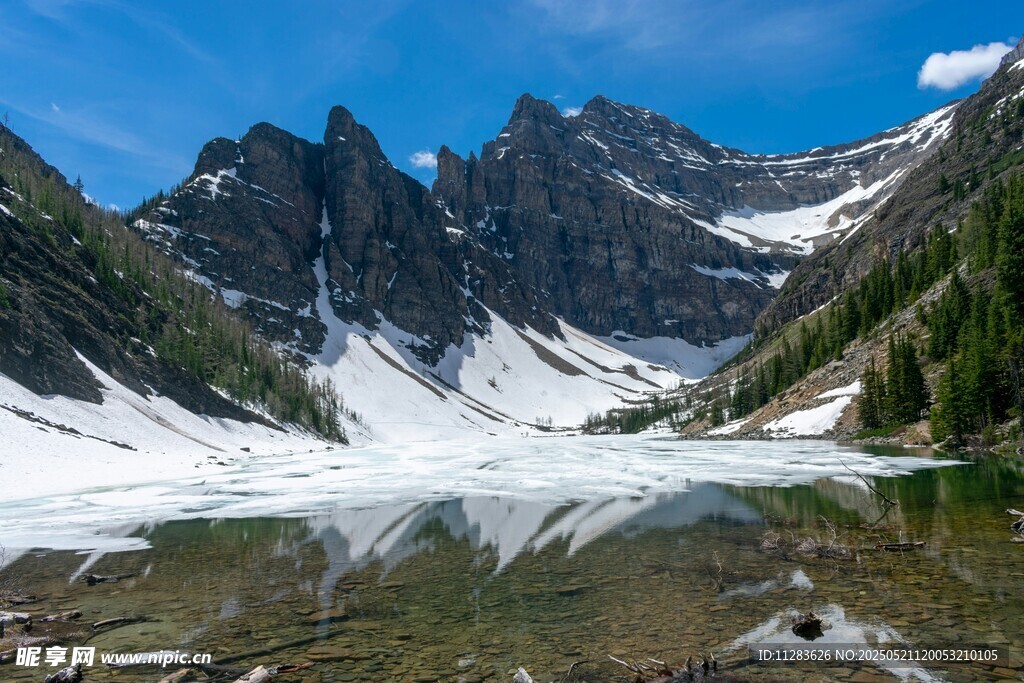 高山雪湖美景