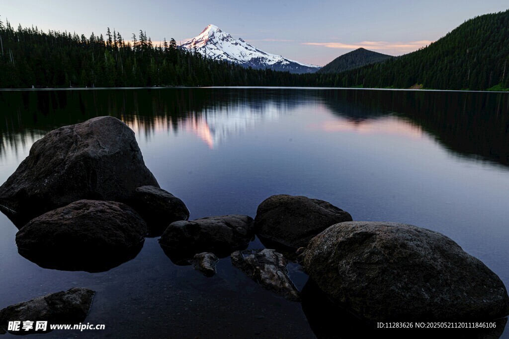 宁静湖畔的山水美景