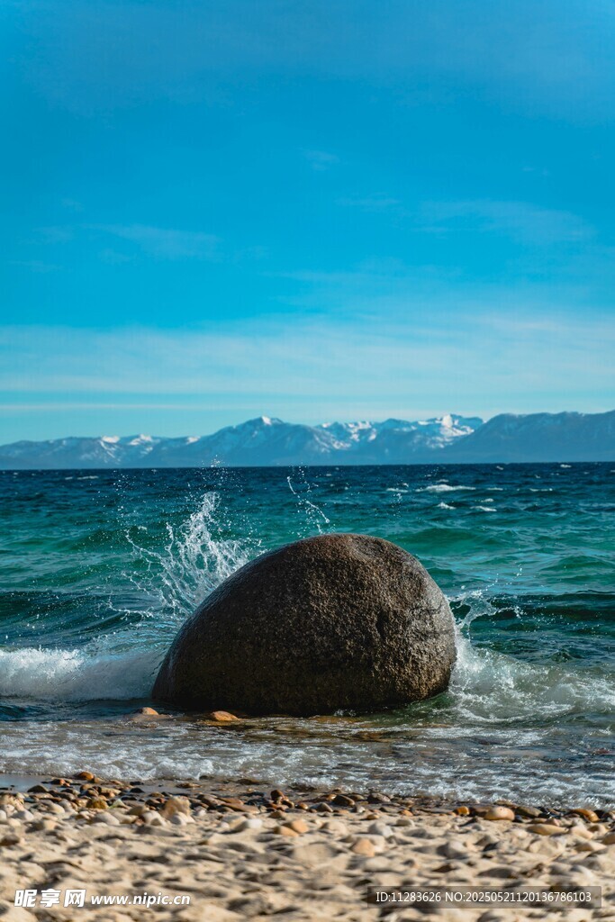 海边巨石与翻涌海浪