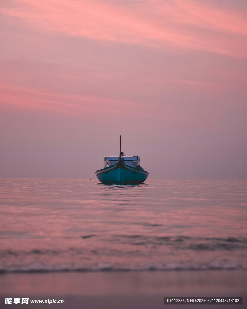 海上孤舟伴绚丽晚霞