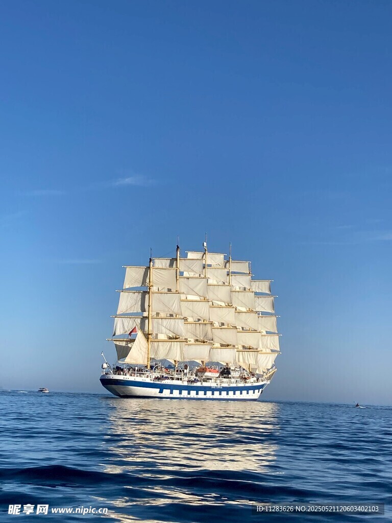 海上航行的大型古典帆船