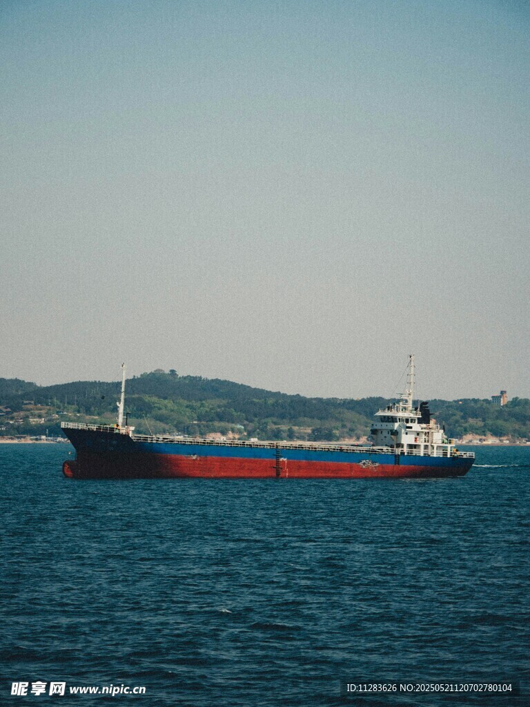 海上航行的大型货轮
