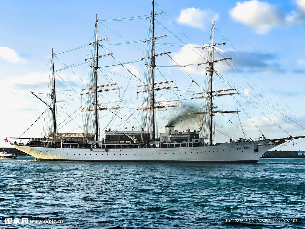 海上航行的大型古典帆船