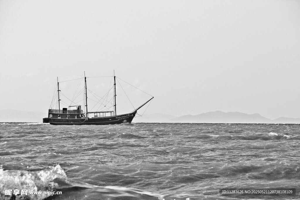 海上帆船破浪前行