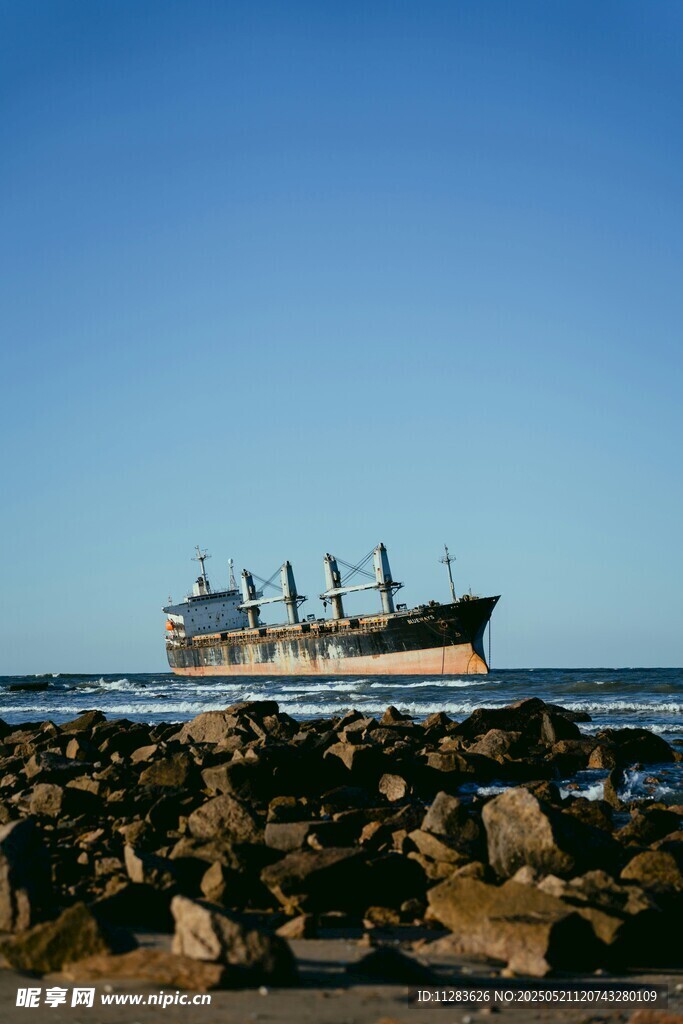 海岸边的大型船只