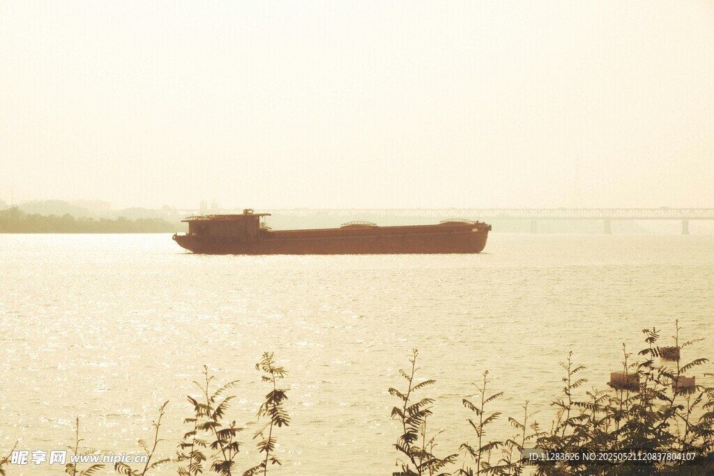 海上货船于黄昏景色中