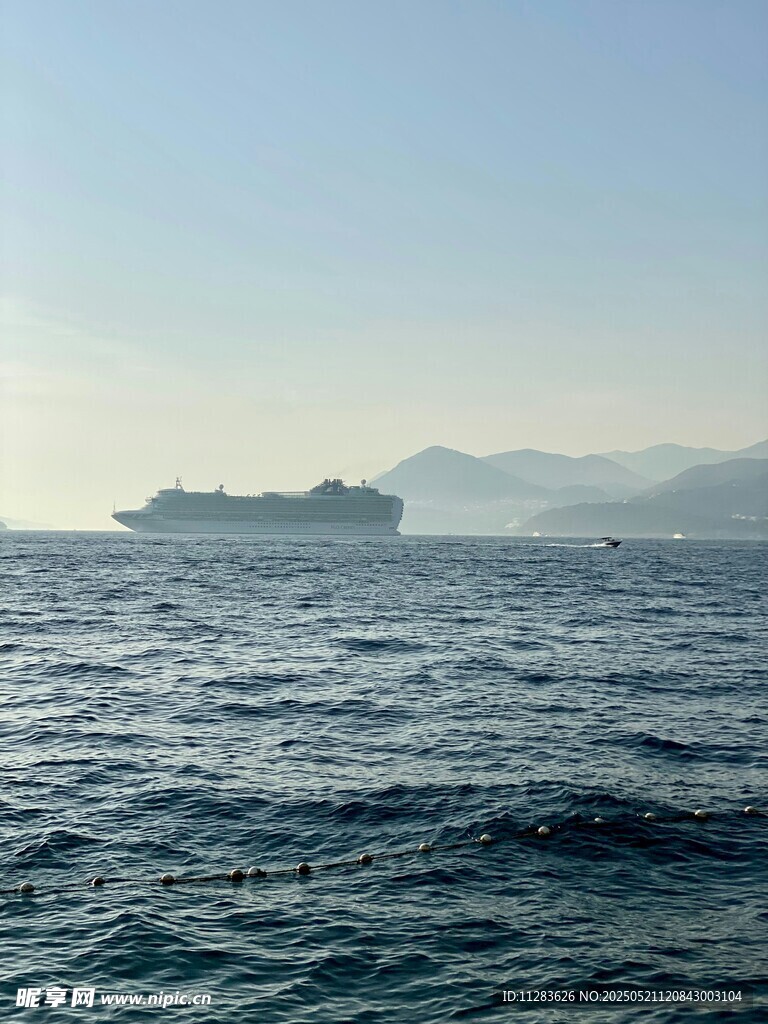 海上孤景 碧波中的远方岛屿