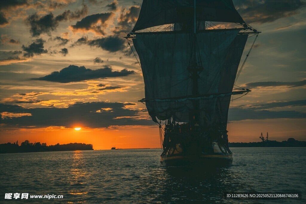 夕阳下的远航帆船