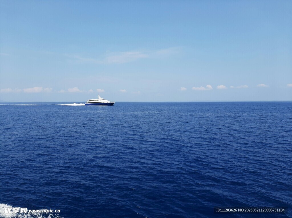 海上航行景象