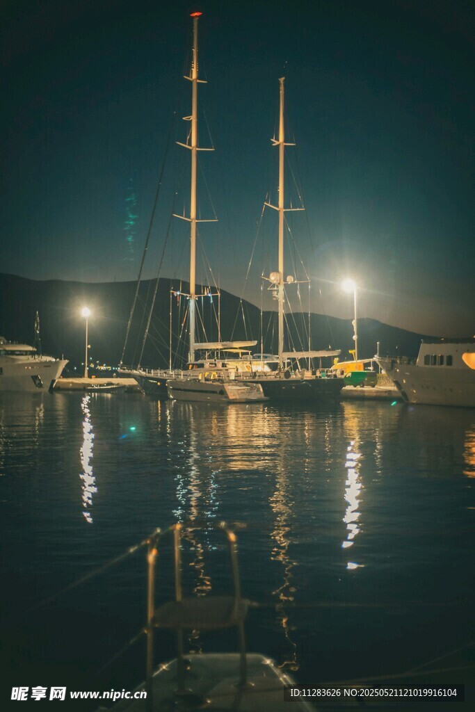 夜晚海港中的静谧帆船