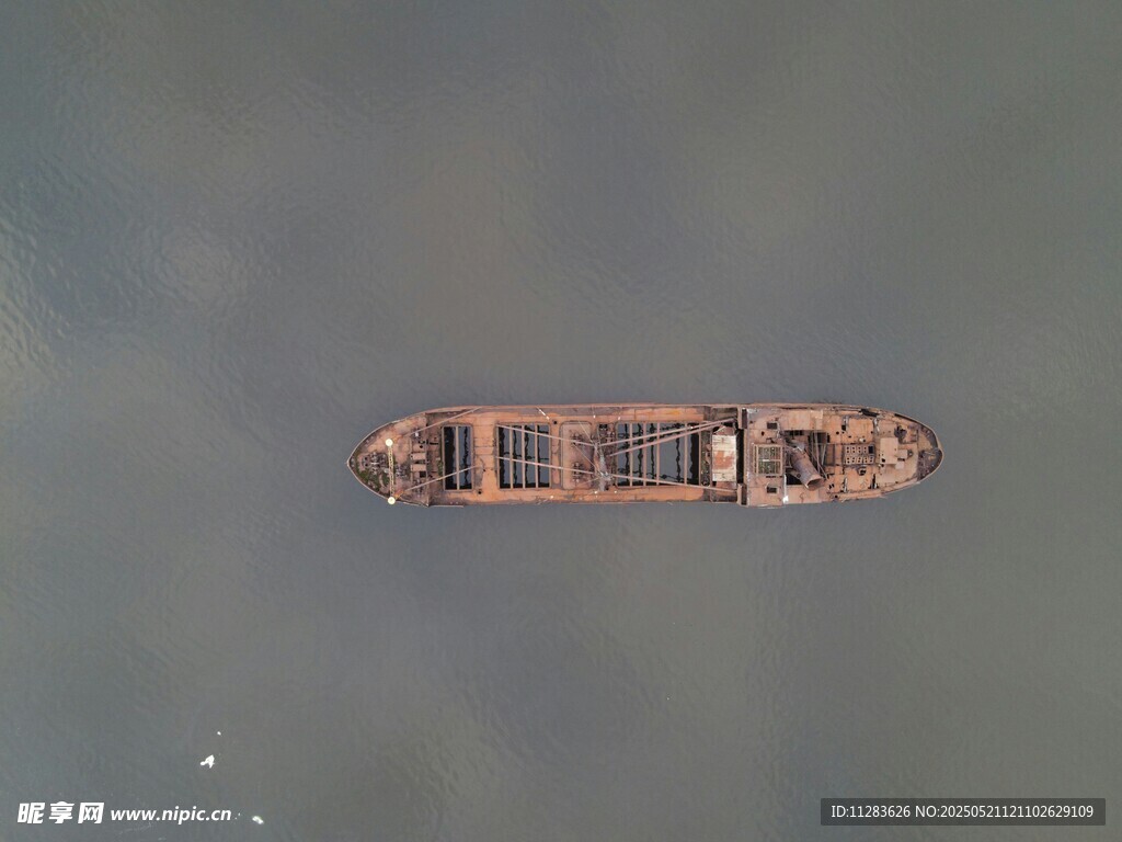 空中俯瞰海上大型货船