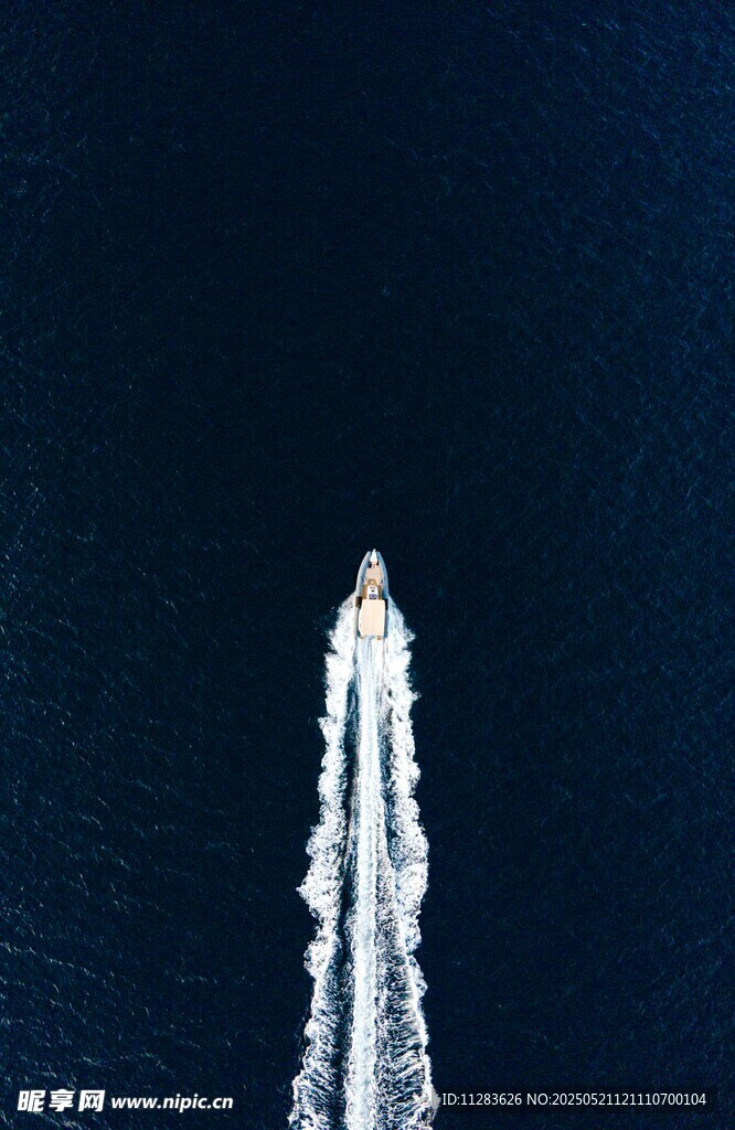 海上快艇划出美丽水痕