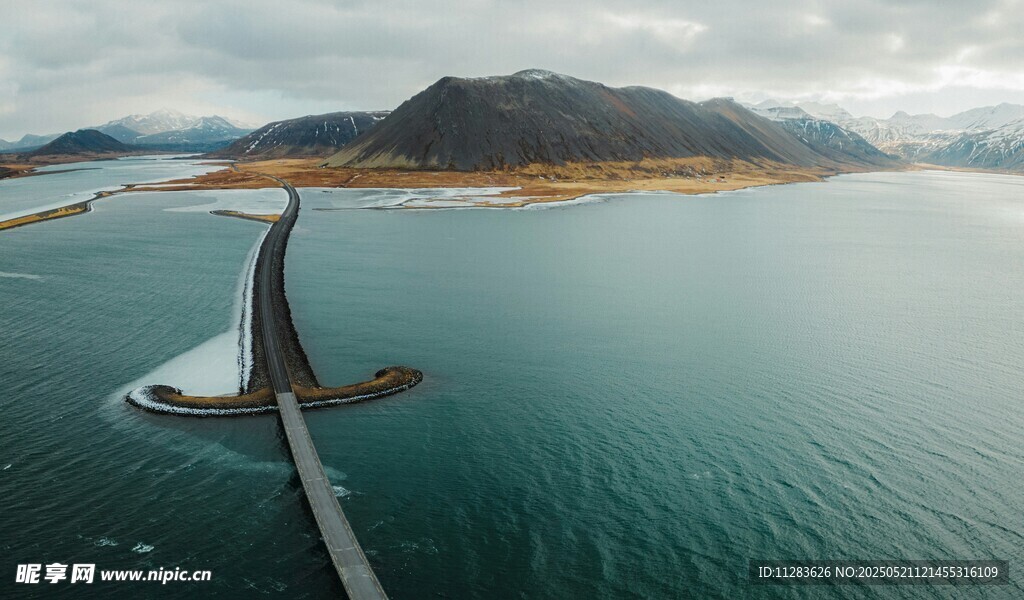 海上独特建筑与壮美风景