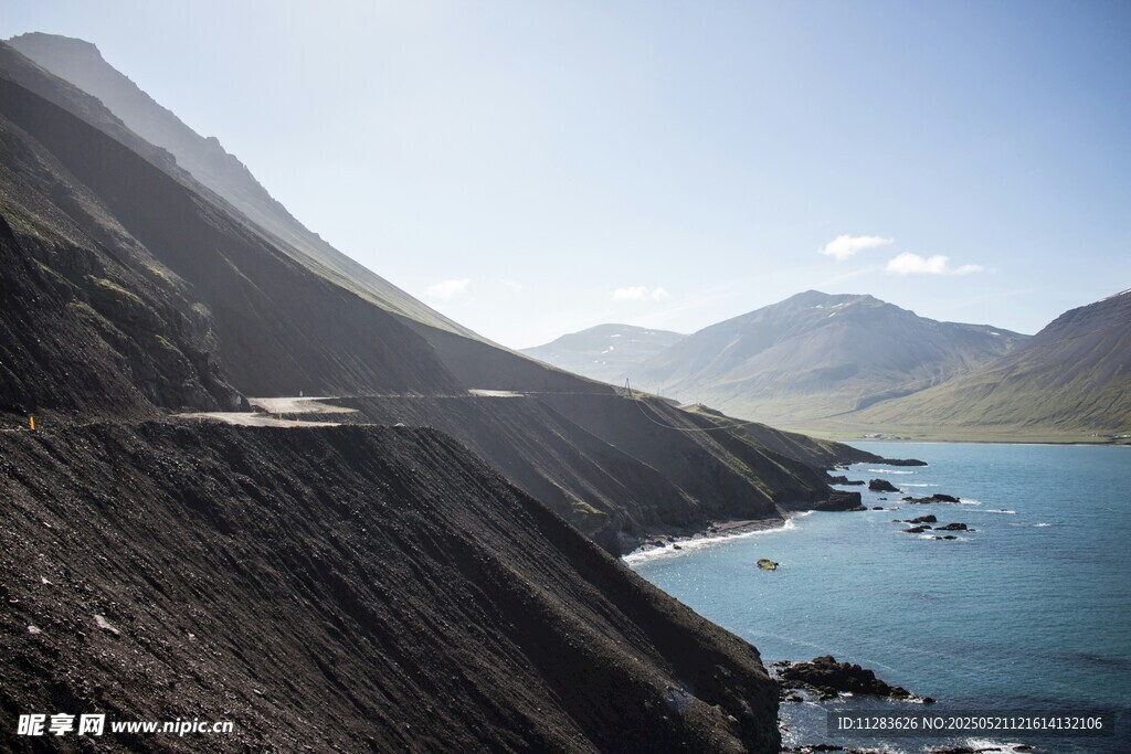 山间公路伴碧水美景