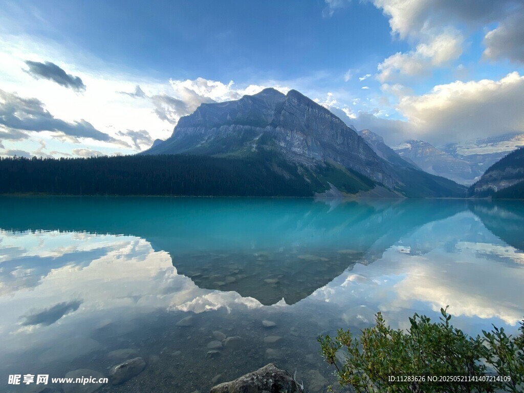 宁静湖山美景