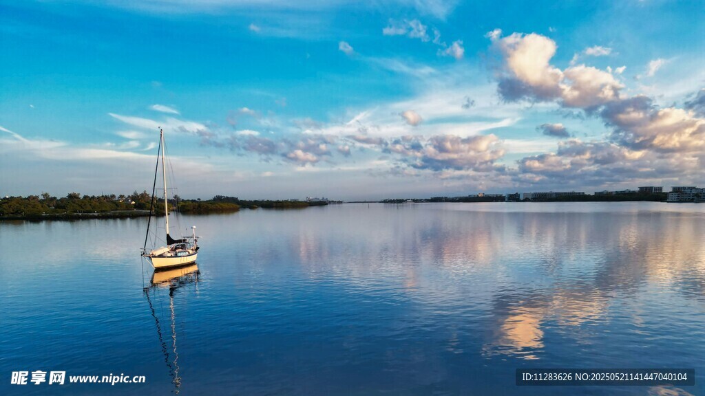宁静湖面的孤舟美景