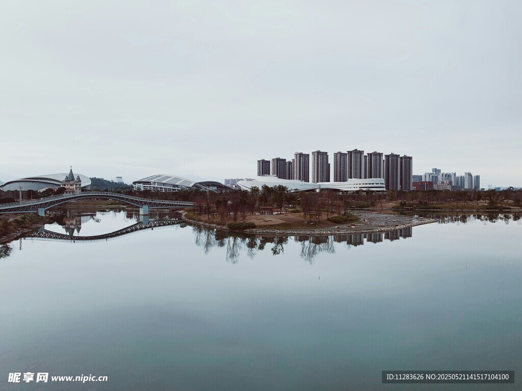 湖畔城市风光倒影美景