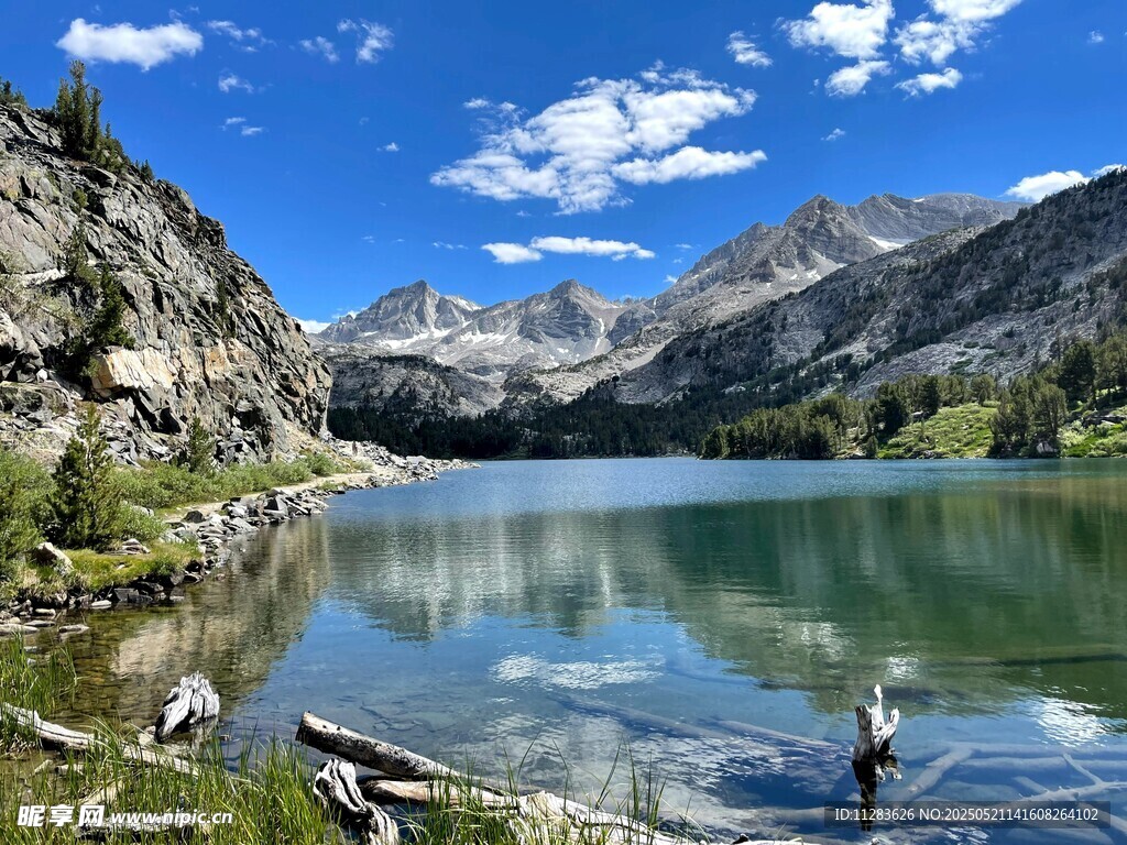 高山湖泊美景如画