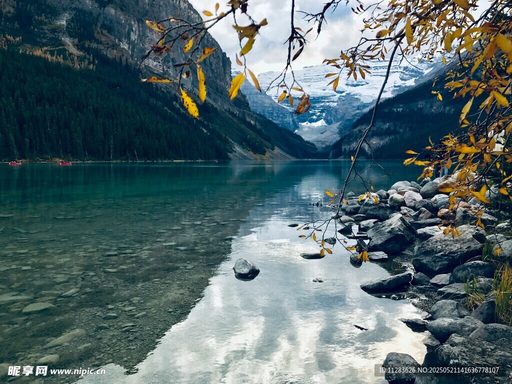湖畔秋景 山水相映成趣