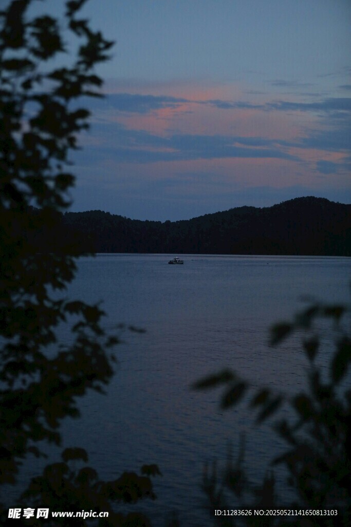 湖畔暮色美景