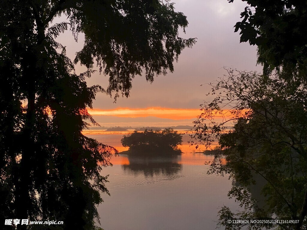 湖畔黄昏美景