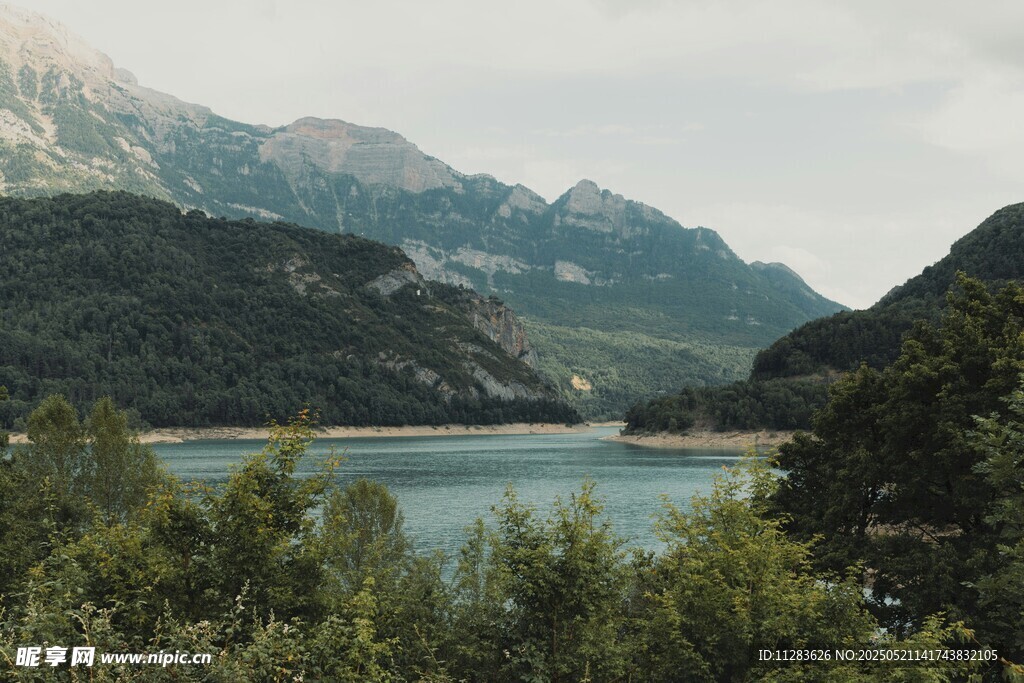 山间湖泊美景