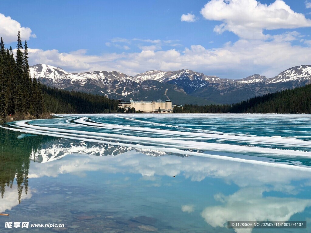 清澈蓝湖与远处雪山美景