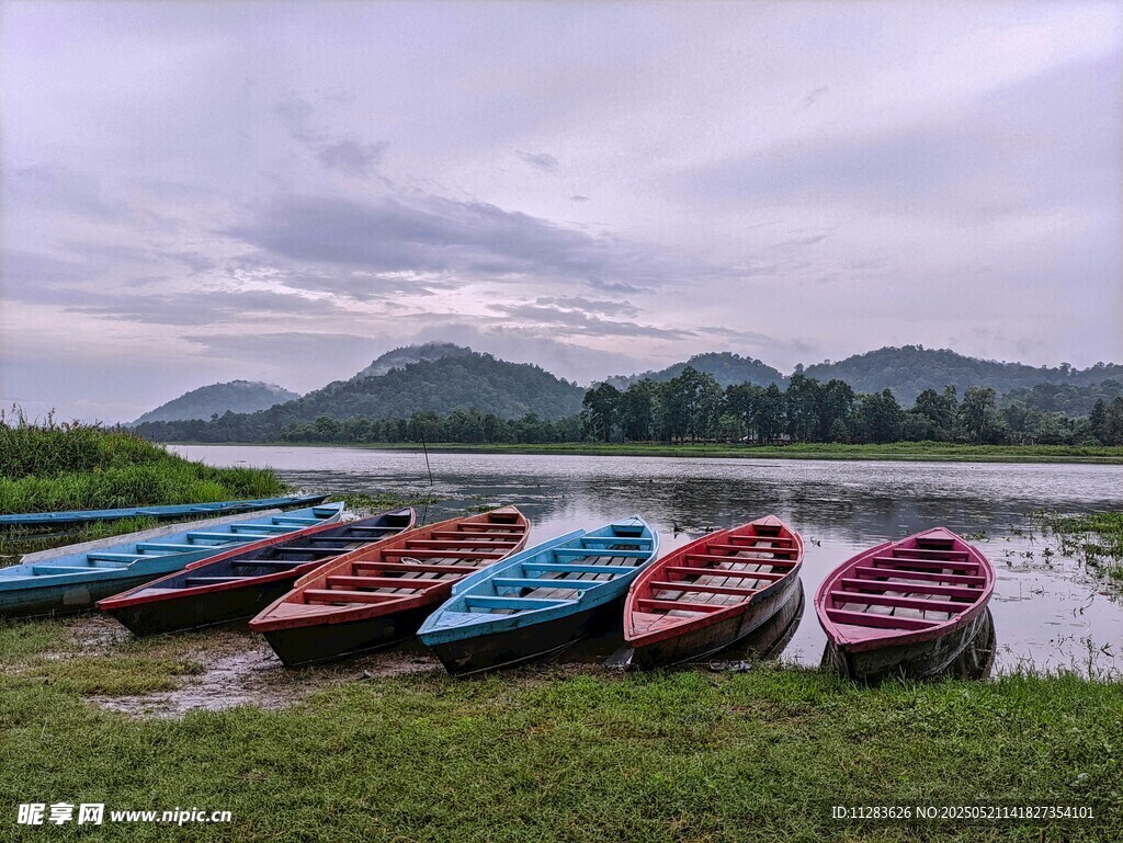 湖畔多彩小船静泊美景