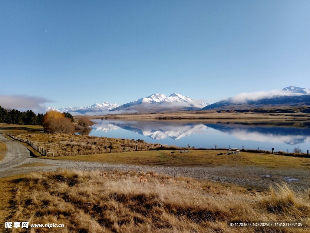 湖畔公路与远处雪山美景