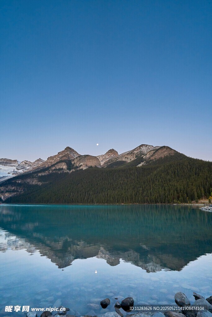 宁静湖山倒影美景