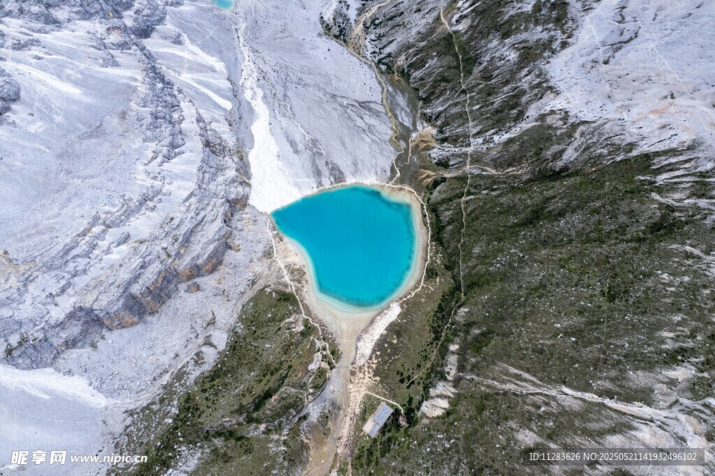 雪山环抱中的蓝色湖泊