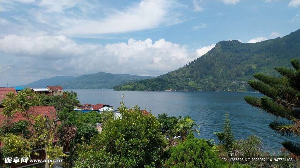 湖畔青山美景