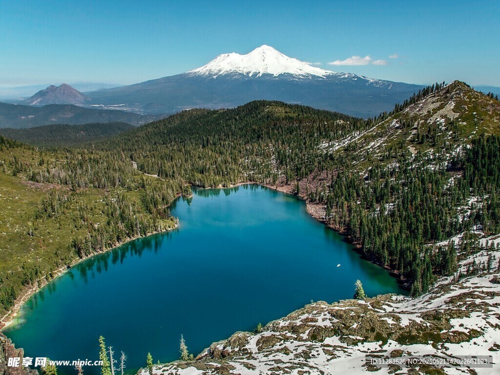 高山下的碧蓝湖泊美景