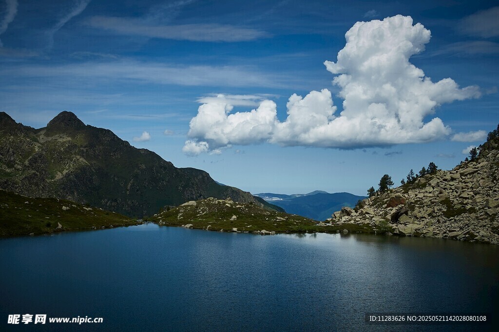 高山湖泊美景