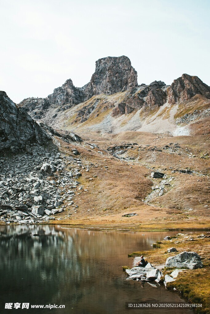 山间湖泊与壮丽山峰景色