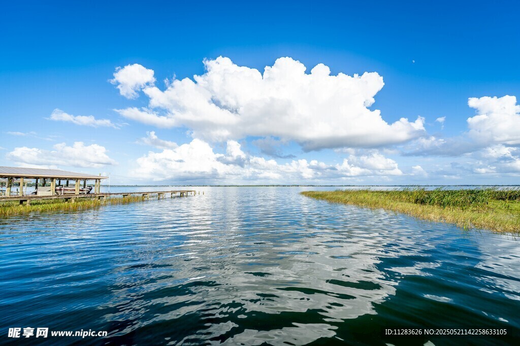 宁静湖面与蓝天白云美景