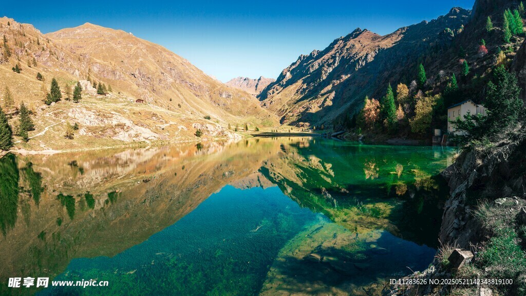 山间碧湖美景