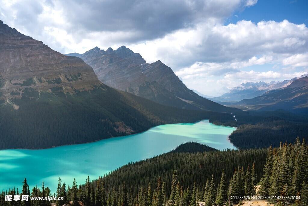 高山蓝湖壮丽自然景观