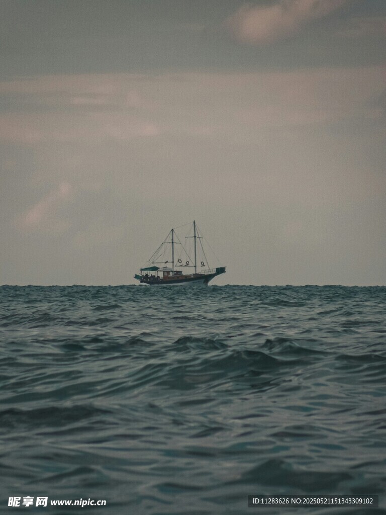 海上孤舟行