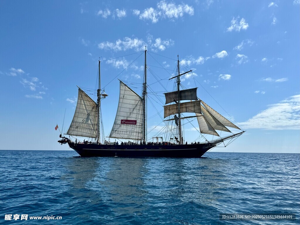 海上航行的古典帆船